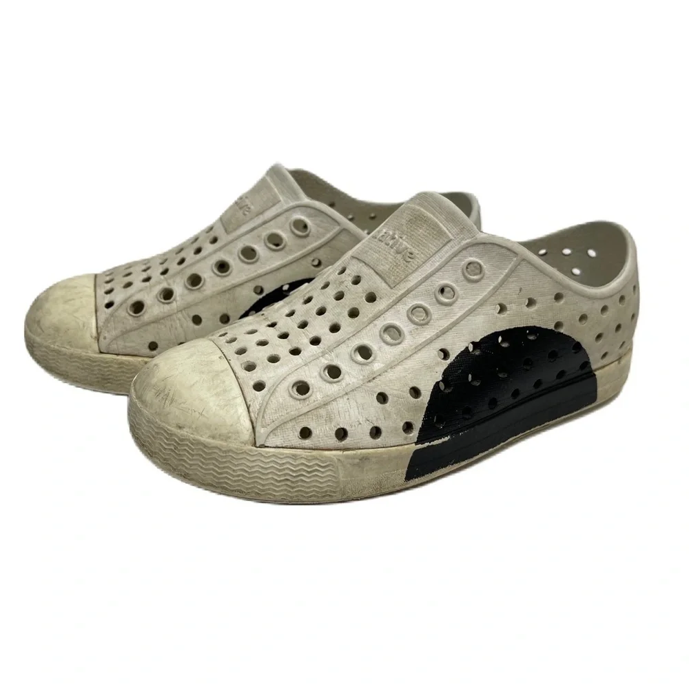 Native boys c10 black white swim vacation flat shoes casual fun spring summer